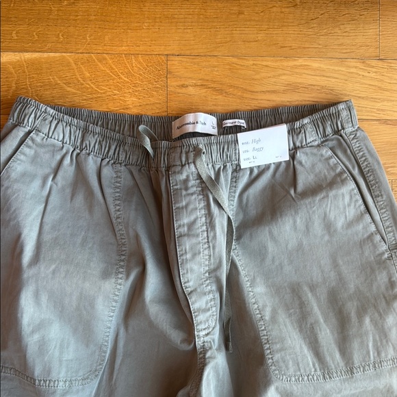 Women’s Green Cargo Pants A&F - Picture 2 of 4
